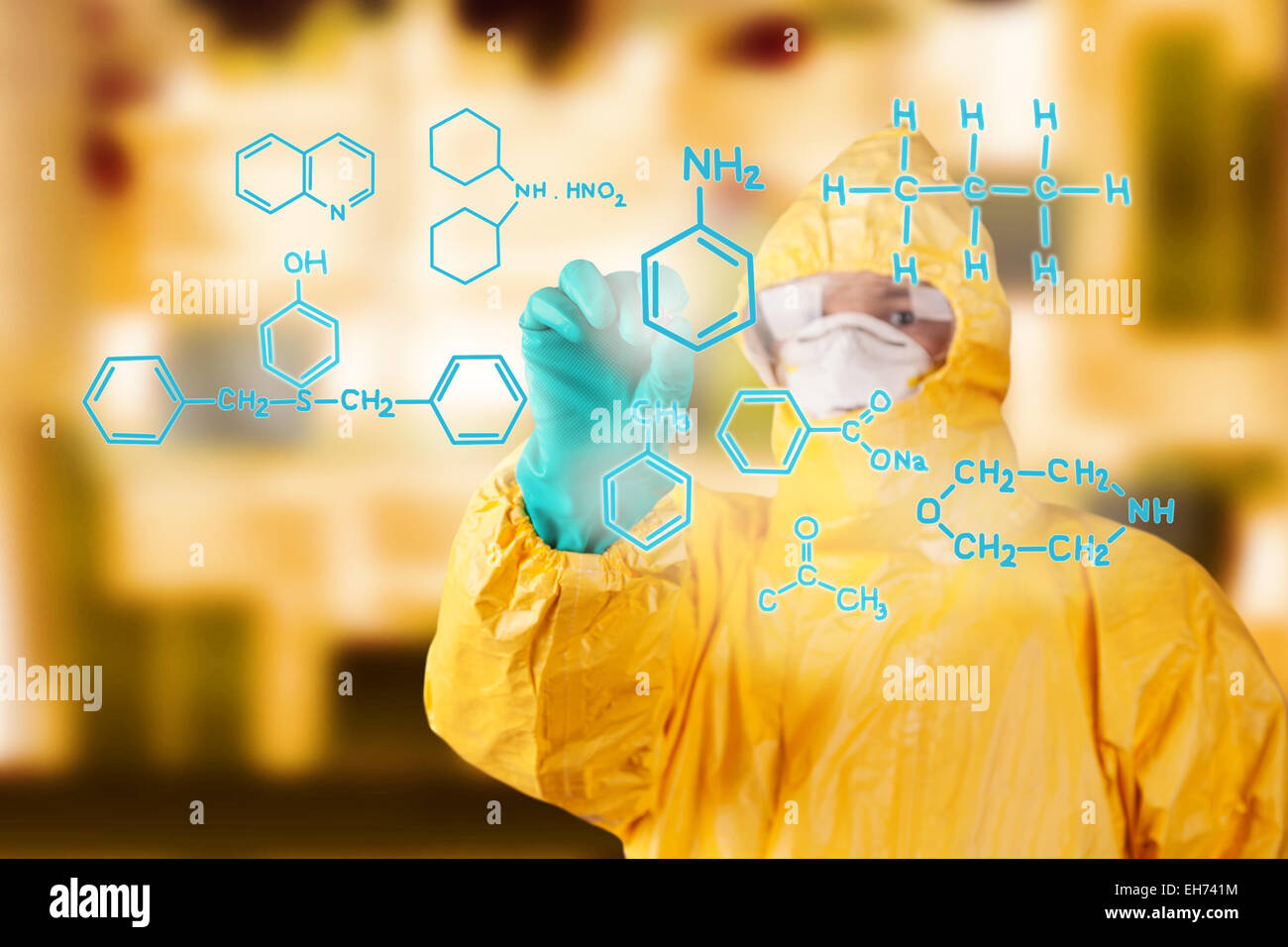 Homme de laboratoire en robe de protection chimique Formule chimique de dessin sur le premier plan Banque D'Images