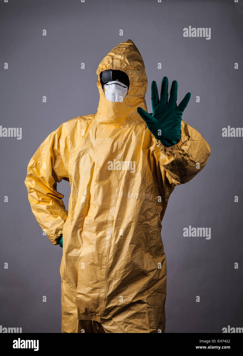 Homme de laboratoire en robe de protection chimique avec geste de rejet Banque D'Images