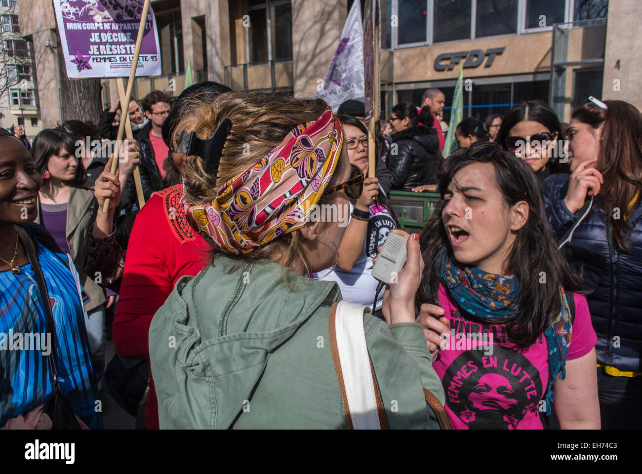 Paris, France. 8 mars,. Groupes de féministes françaises défilant lors de la manifestation de la Journée internationale de la femme, Belleville, foule nombreuse femmes protestataires marchant pour les droits dans la rue, femmes en rassemblement, activistes manifestantes, france 8 mars Banque D'Images