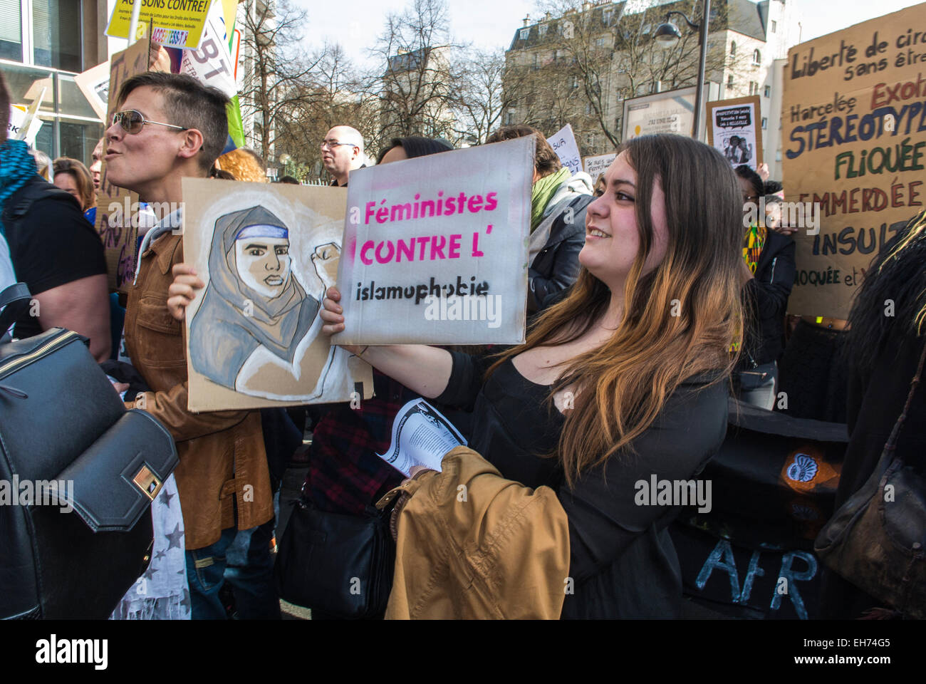Paris, France.8th mars.Les groupes de féministes françaises défilent dans la manifestation de la Journée internationale de la femme, Belleville, foule défilant avec des signes de protestation, les gens marchent dans la rue contre la discrimination, l'égalité, le mouvement des droits des femmes, la protestation sociale, la marche des femmes,intégré Banque D'Images