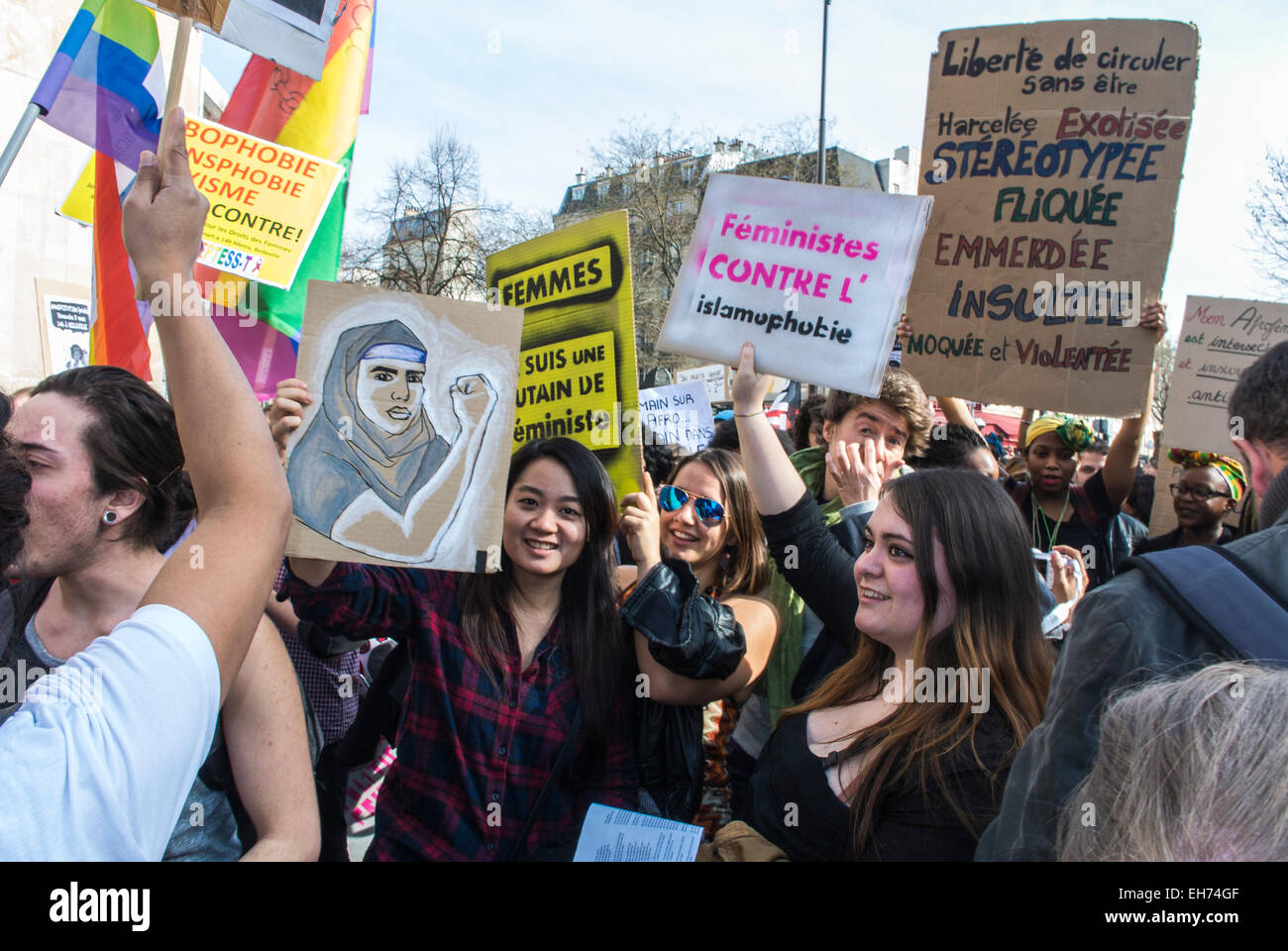 Paris, France.8th mars.Des groupes féministes français défilent dans la manifestation de mars de la Journée internationale de la femme, Belleville, foule défilant avec des affiches de protestation militantes françaises sur la rue, égalité, mouvement des droits des femmes, idéologie du genre, activisme des femmes Banque D'Images