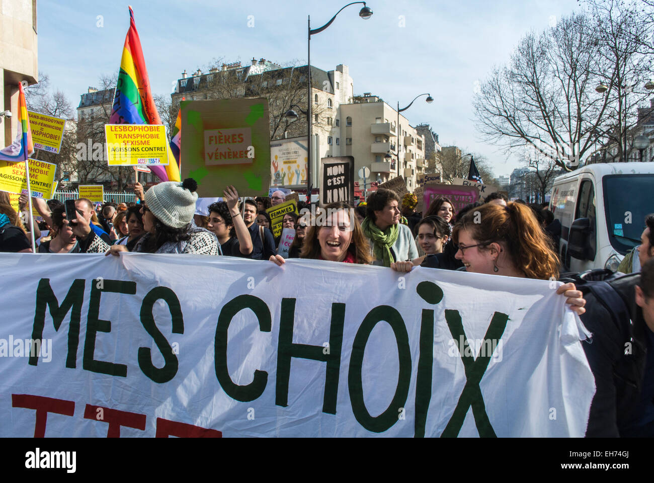Paris, France. Foule nombreuse, Front, 8 mars, des groupes féministes français défilant lors de la manifestation de la Journée internationale de la femme, Belleville, défilant avec des banderoles de protestation et des panneaux sur la marche des droits des femmes de la rue "mon choix" Banque D'Images
