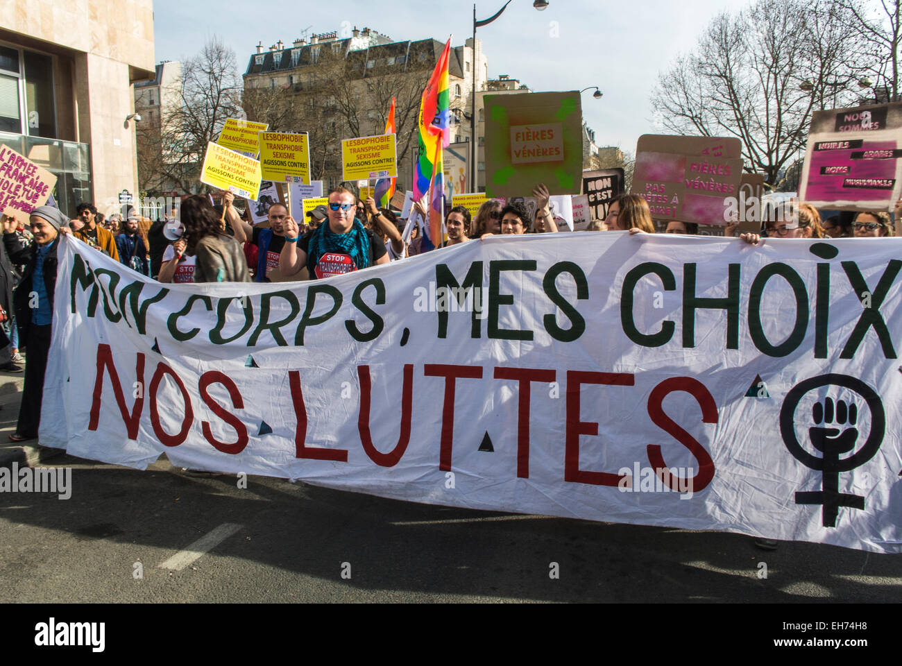 Paris, France. 8 mars, des groupes féministes français défilent lors de la manifestation de la Journée internationale de la femme, défilent avec des bannières et des panneaux sur la rue, mouvement de la marche pour les droits des femmes, rassemblement pro choix, manifestations pro avortement, multichoix, bannières de la marche des femmes libérant les femmes Banque D'Images