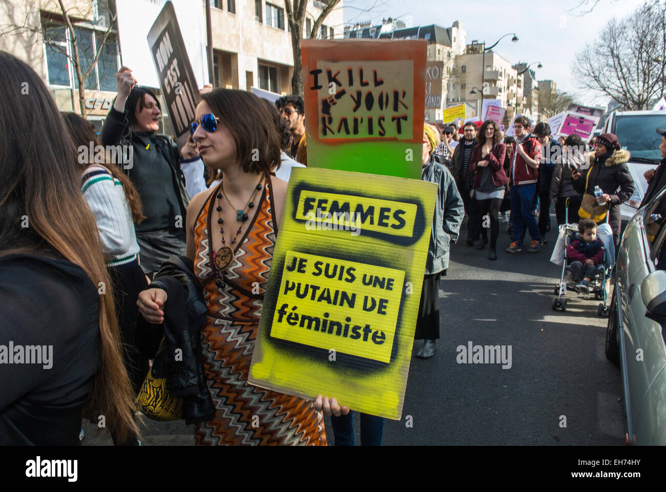 Paris, France. Le 8 mars, des groupes féministes français défilent dans la manifestation de la Journée internationale de la femme, des manifestations à Belleville, des femmes avec l'affiche de protestation de la militante française « Je tue votre rapiste », mouvement de marche des droits des femmes Banque D'Images
