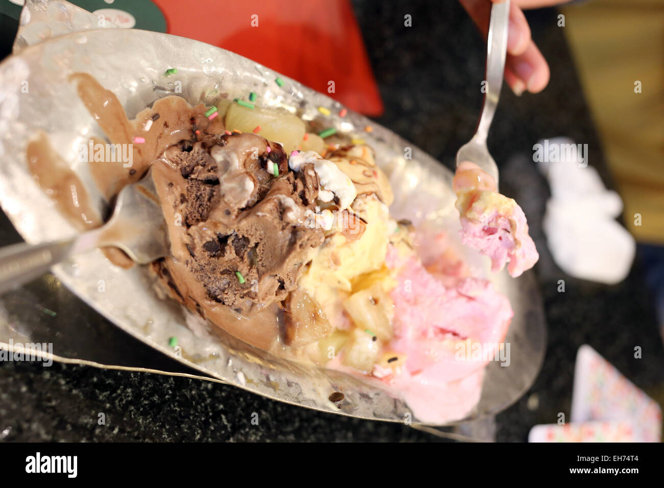Glace sur un un bol dans un restaurant. Banque D'Images