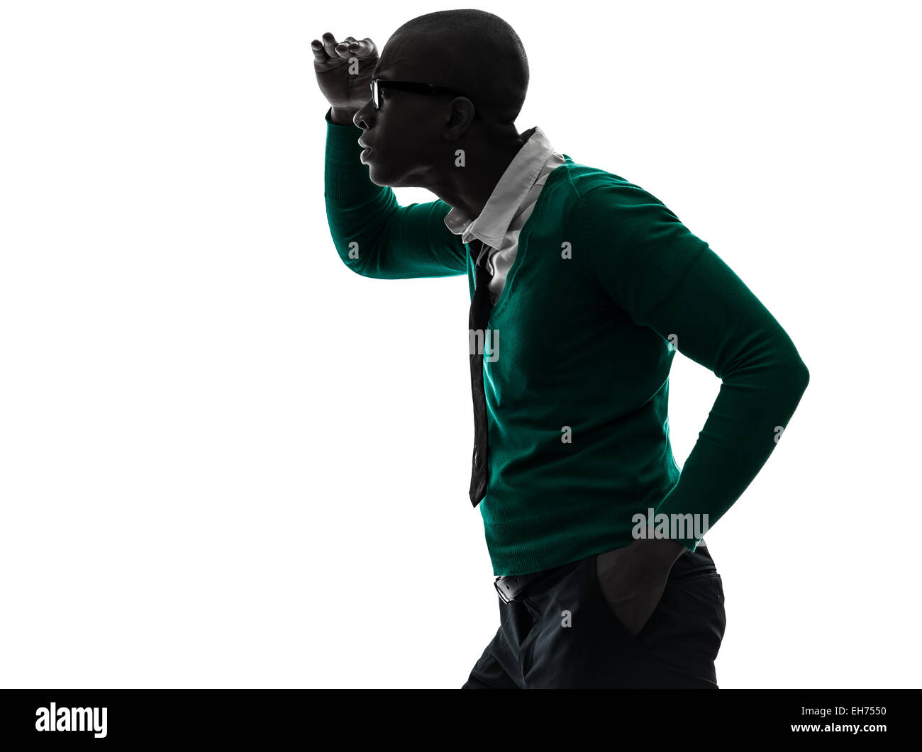 Un homme noir africain à la suite inquiets dans studio silhouette sur fond blanc Banque D'Images