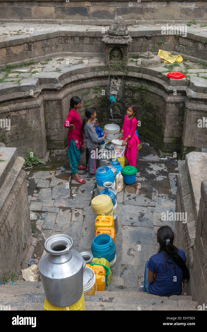 Les femmes avec de l'eau des conteneurs au temple de Changu Narayan Banque D'Images