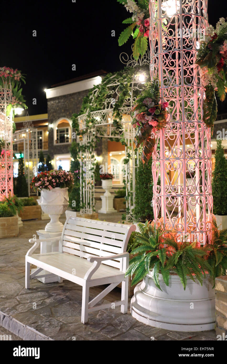 Banc dans le parc la nuit. Banque D'Images