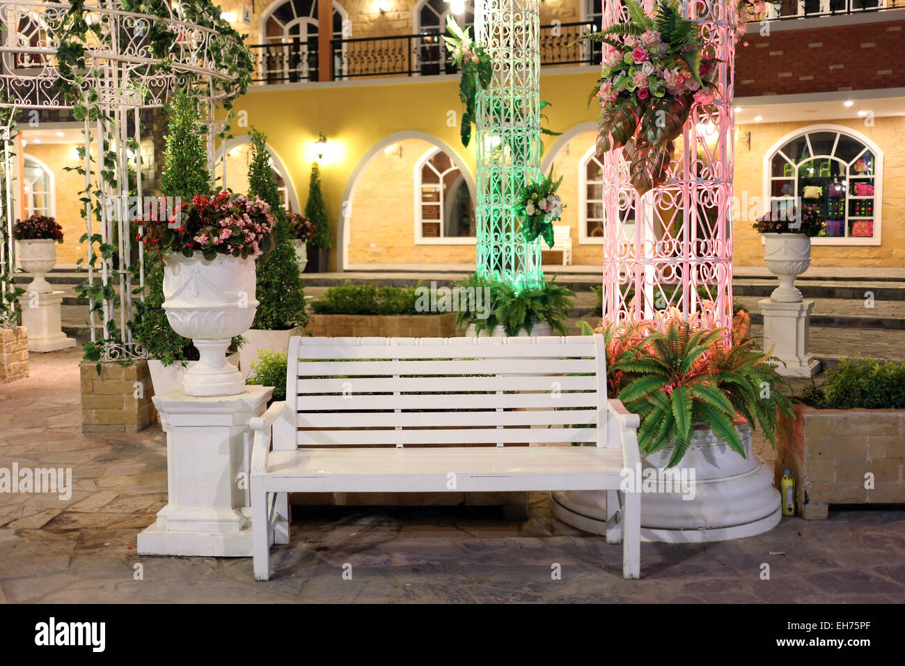 Banc dans le parc la nuit. Banque D'Images