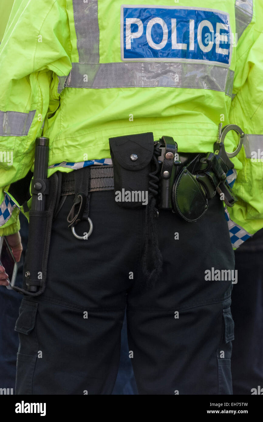 Armes et outils d'un agent de police du Royaume-Uni y compris taser, baton ou matraque et menottes Banque D'Images