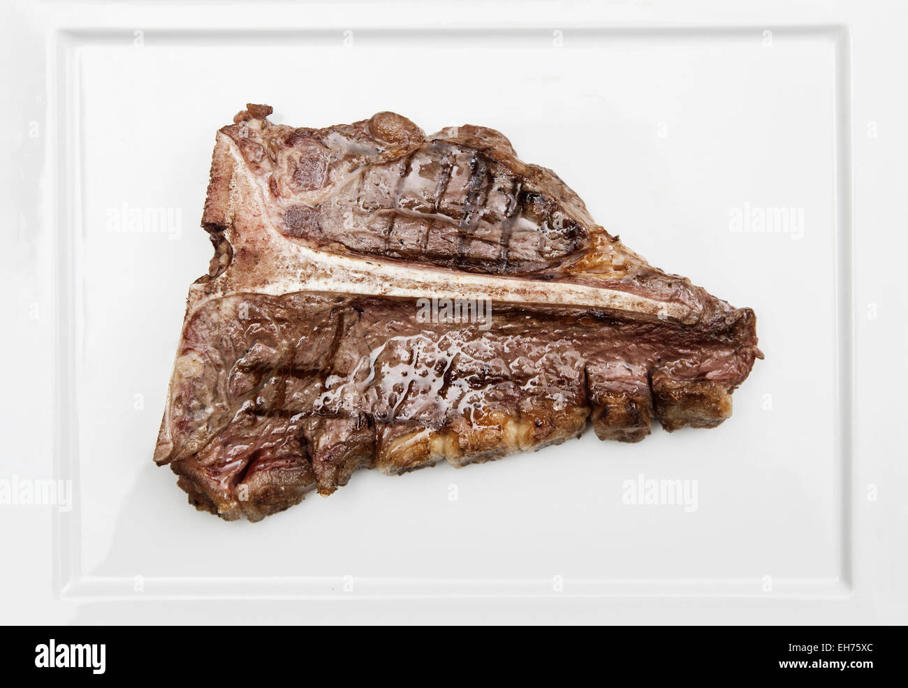 Délicieux et juteux T-bone steak sur une plaque Banque D'Images
