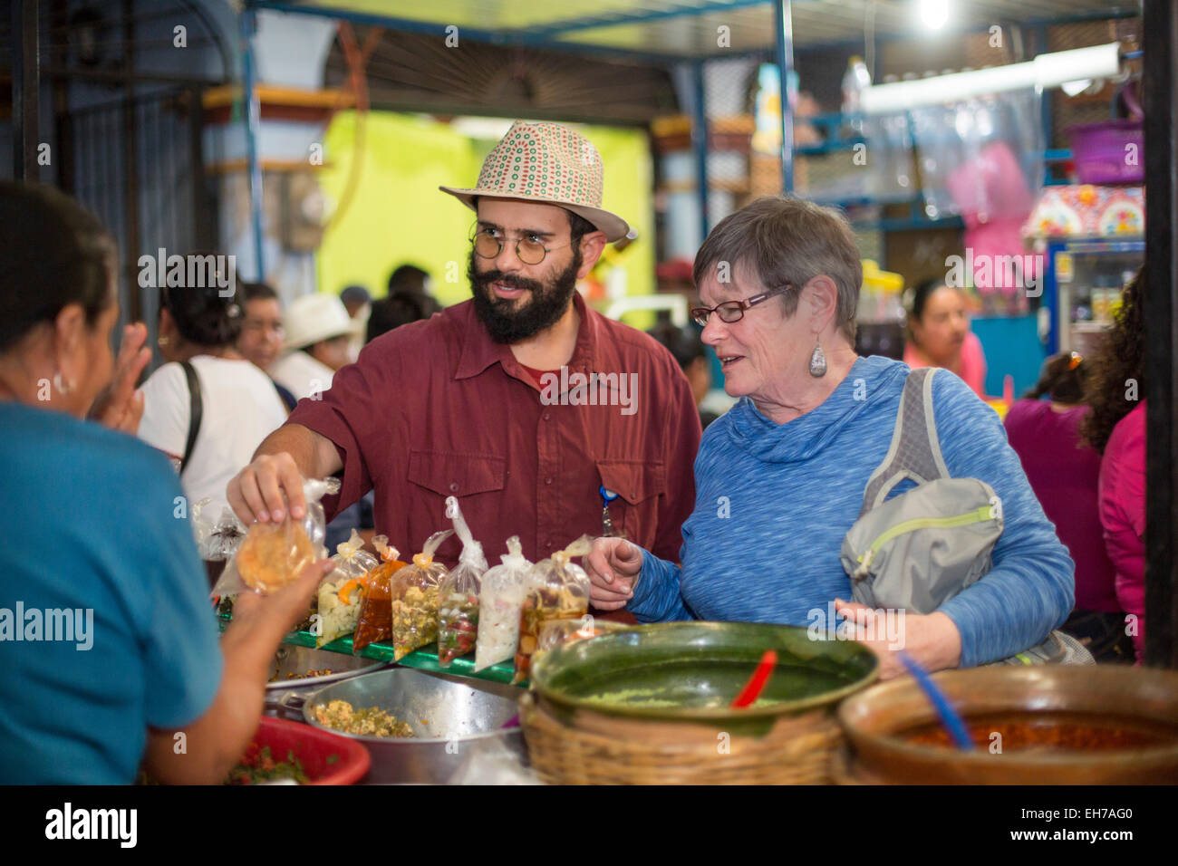 Ocotlán de Morelos, Oaxaca, Mexique - Shoppers acheter des aliments dans le marché. Ocotlán vendredi Banque D'Images