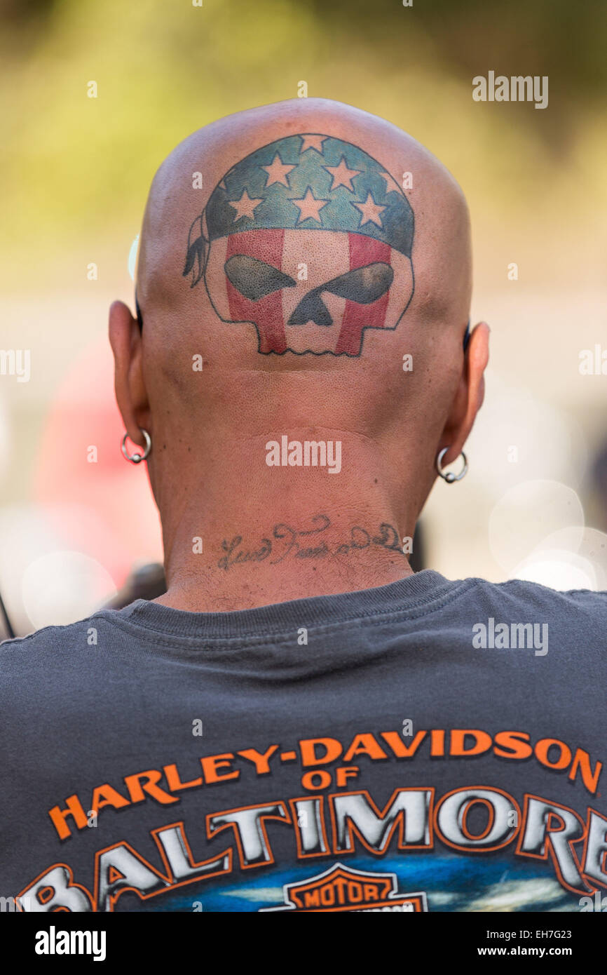Daytona Beach, FL, USA. Mar 8, 2015. Un motard sports un crâne tatouage sur sa tête au cours de la 74e congrès annuel de la Daytona Bike Week 8 mars 2015 à Daytona Beach, en Floride. Plus de 500 000 motards et les spectateurs se rassemblent pour un événement au long de la semaine, le plus grand rallye moto en Amérique. Crédit : Richard Ellis/ZUMA/Alamy Fil Live News Banque D'Images