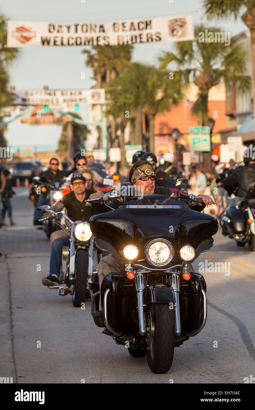 Les motards en descendant la rue principale au cours de la 74e congrès annuel de la Daytona Bike Week 8 mars 2015 à Daytona Beach, en Floride. Plus de 500 000 motards et les spectateurs se rassemblent pour un événement au long de la semaine, le plus grand rallye moto en Amérique. Banque D'Images