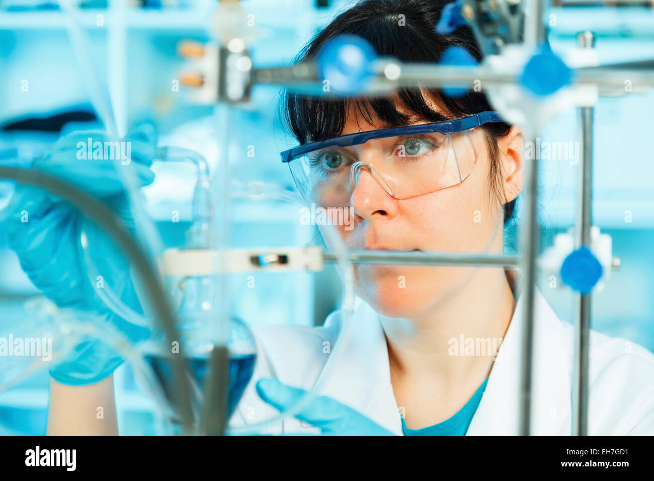 Technicien de laboratoire en utilisant l'équipement de laboratoire Banque D'Images