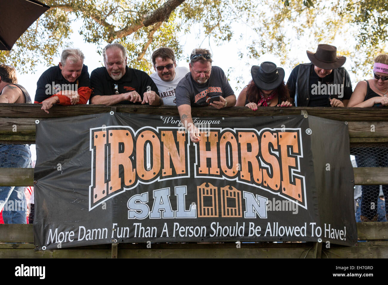 Les motards au fer à repasser Horse Saloon pendant le 74e congrès annuel de la Daytona Bike Week 8 mars 2015 à Ormond Beach, Floride. Plus de 500 000 motards et les spectateurs se rassemblent pour un événement au long de la semaine, le plus grand rallye moto en Amérique. Banque D'Images
