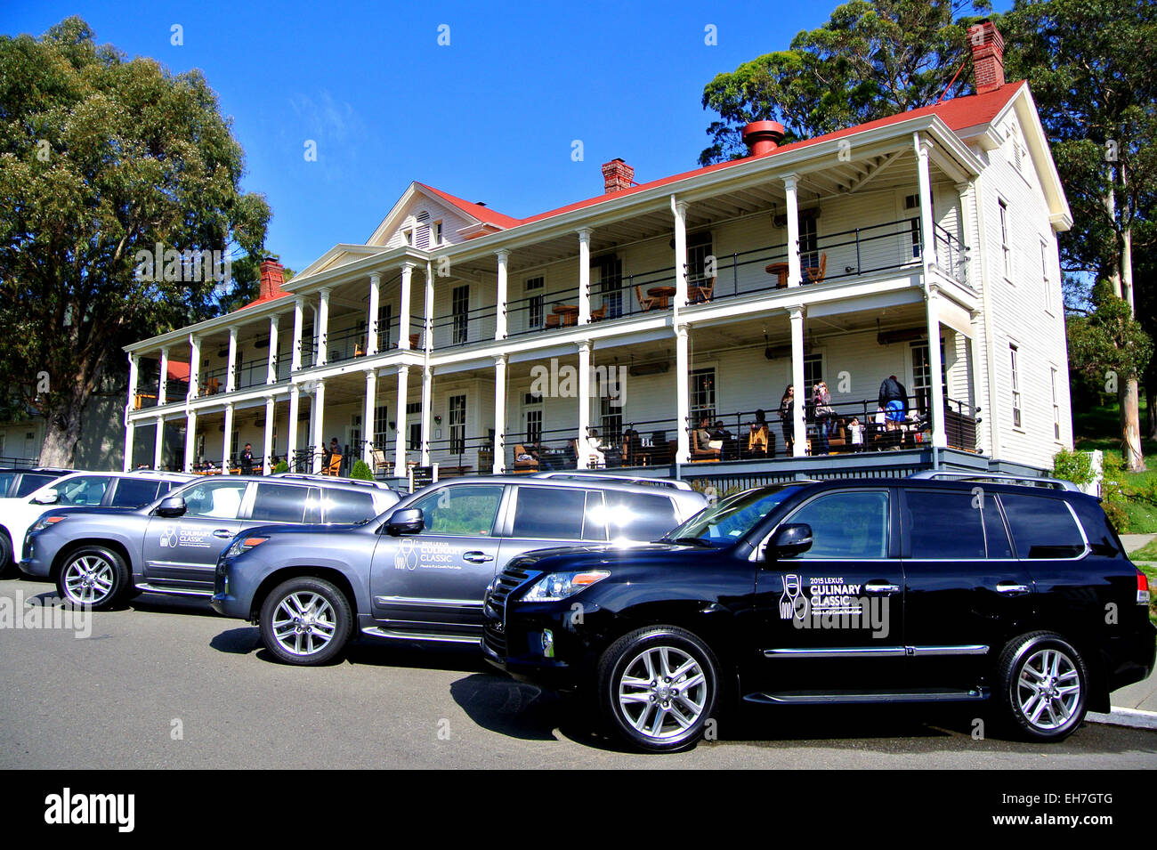 Fort Baker, Sausalito, Californie, USA. 8 mars, 2015. Gratuit ligne Lexus voitures jusqu'en face de Cavallo Point Lodge pendant la Lexus classique culinaire événement à fort historique Fort Barker dans l'aire de loisirs nationale du Golden Gate à Sausalito Marin County Californie Crédit : Bob Kreisel/Alamy Live News Banque D'Images