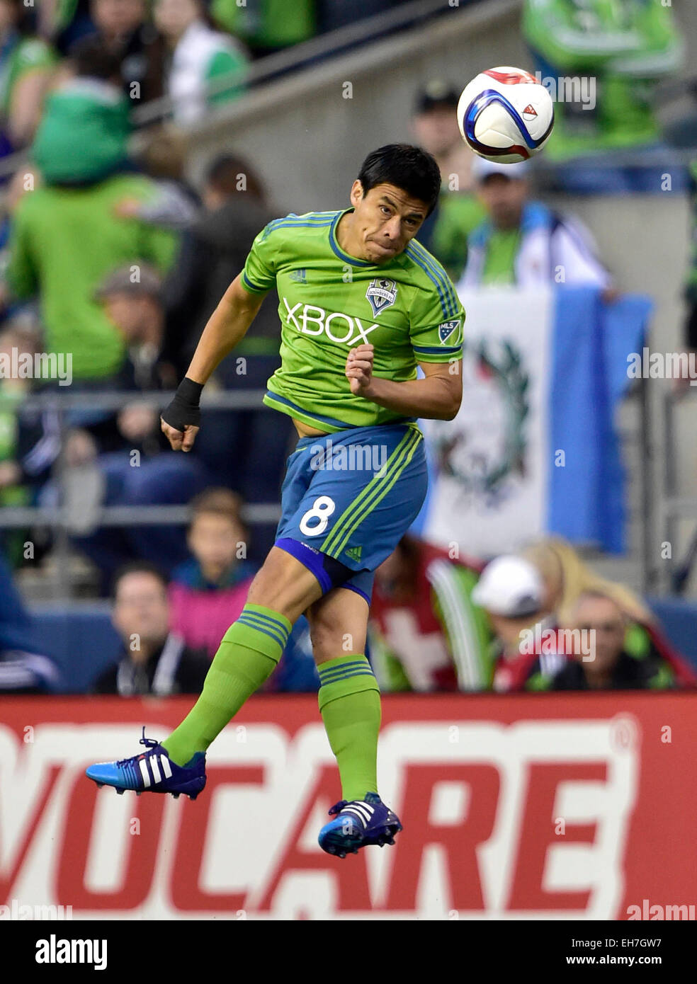 Seattle, Washington, USA. Le 8 mars 2015. Seattle Sounders FC terrain Gonzalo Pineda # 8 en action contre le New England Revolution à CenturyLink Field à Seattle, WA. Seattle Sounders FC bat le New England Revolution 3 - 0.George Holland/Cal Sport Media. Credit : Cal Sport Media/Alamy Live News Banque D'Images