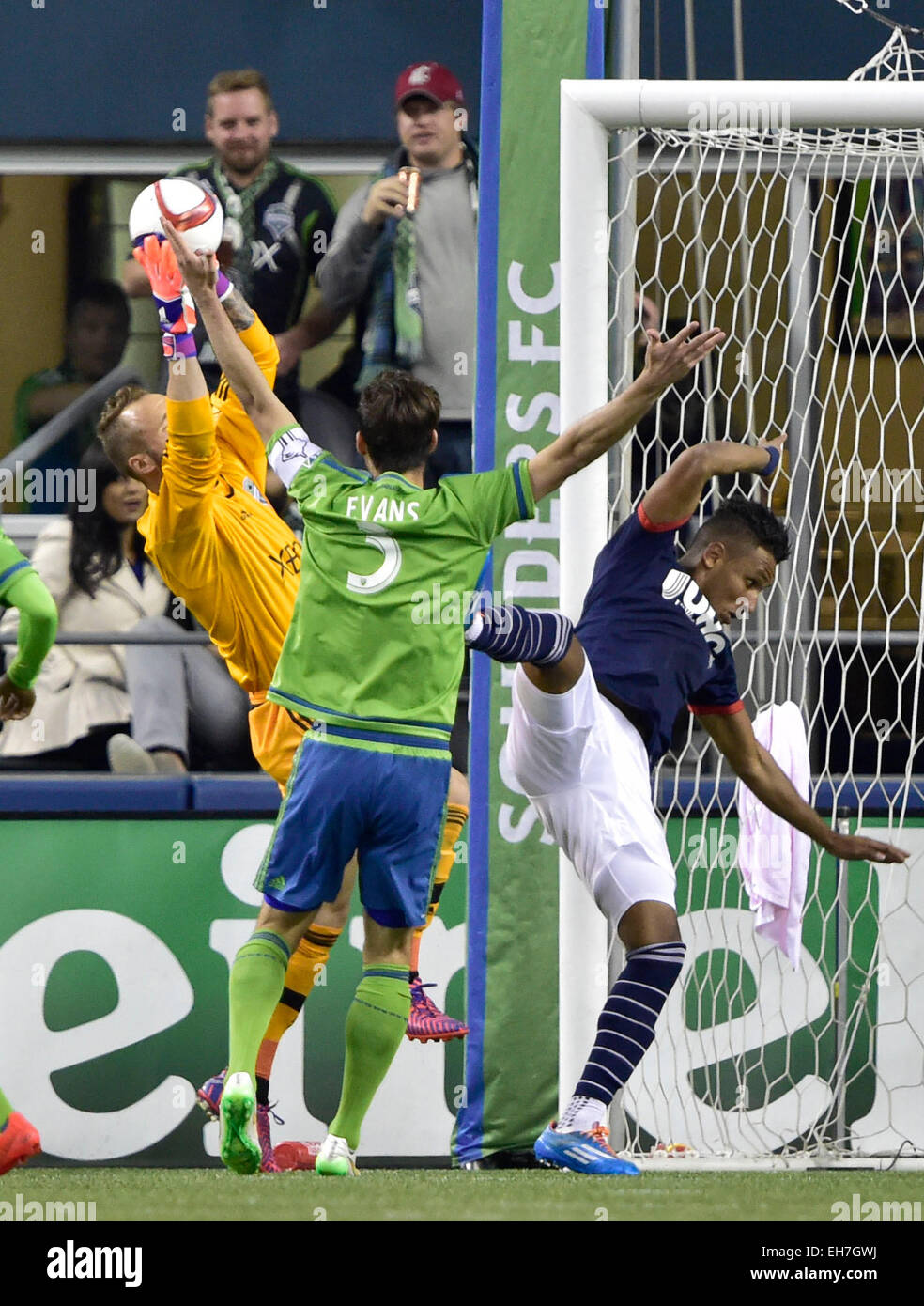 Seattle, Washington, USA. Le 8 mars 2015. Seattle Sounders FC gardien Stefan Frei # 24 en action contre le New England Revolution à CenturyLink Field à Seattle, WA. Seattle Sounders FC bat le New England Revolution 3 - 0.George Holland/Cal Sport Media. Credit : Cal Sport Media/Alamy Live News Banque D'Images