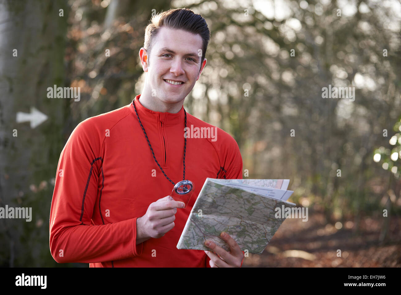 L'homme dans les forêts d'orientation avec carte et boussole Banque D'Images