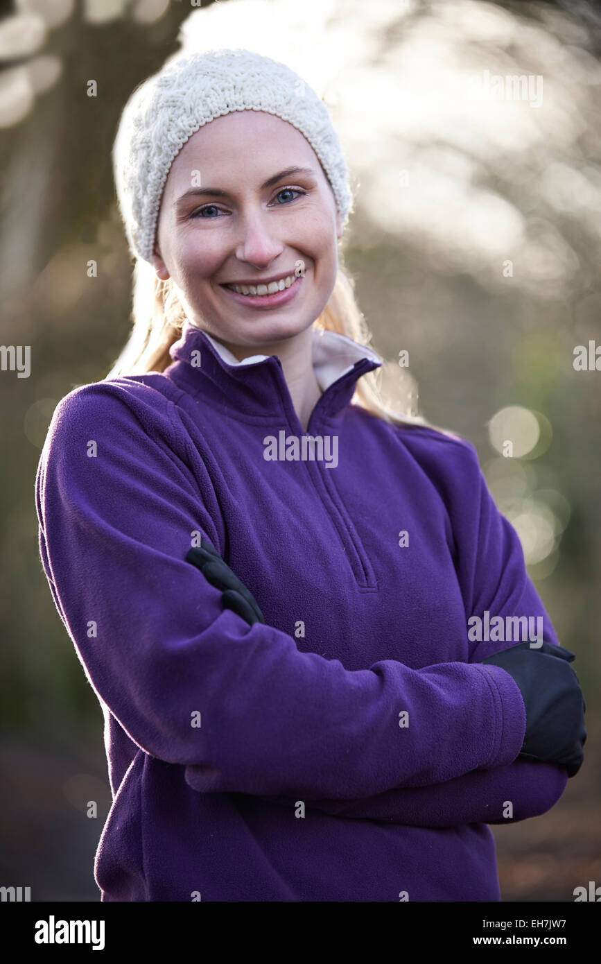 Portrait de femme en hiver entre forêt Banque D'Images