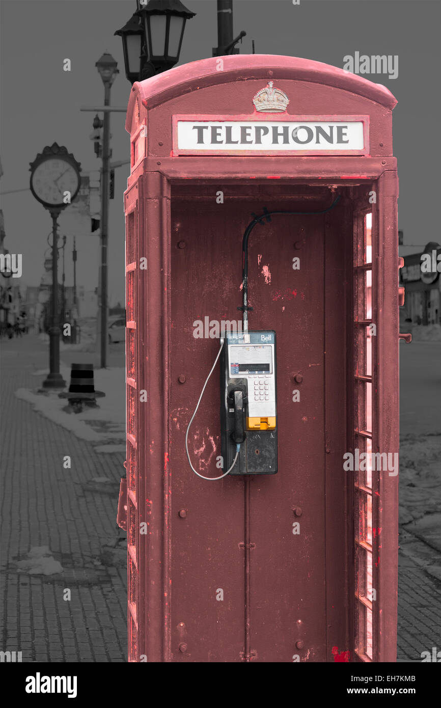 Cabine téléphonique rouge sur fond noir et blanc Banque D'Images