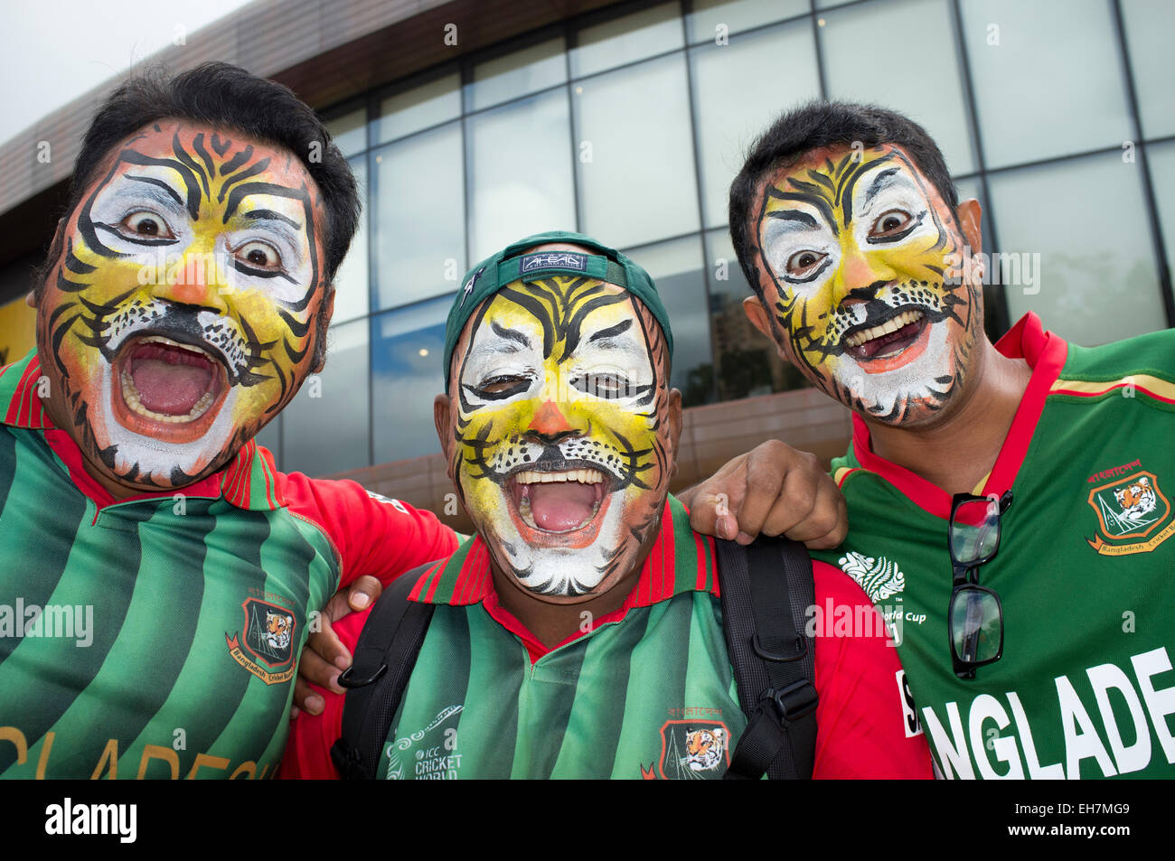 Adelaide en Australie. 9 mars 2015. Le Bangladesh cricket fans afficher esprit contrairement à la Barmy Army fans devant l'Angleterre v Bangladesh ICC Cricket World match à l'Adelaide Oval Crédit : amer ghazzal/Alamy Live News Banque D'Images