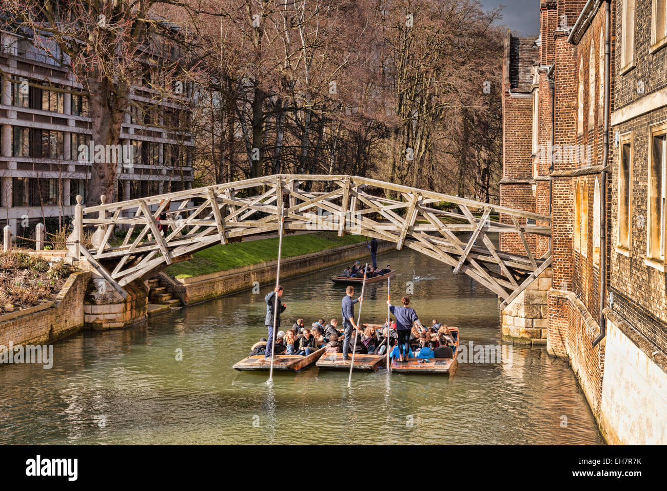 Le pont mathématique, Cambridge, qui relie deux parties de Queens College, avec un groupe de plates passant en dessous. Banque D'Images