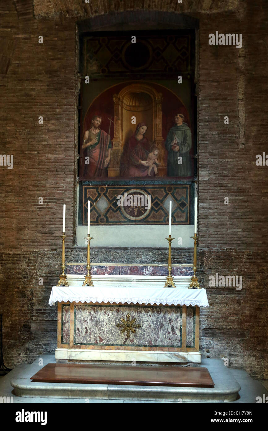 La chapelle de la Madonna de la clémence dans le Panthéon de Rome. Les chiffres de chaque côté sont St François et Jean le Baptiste. Banque D'Images