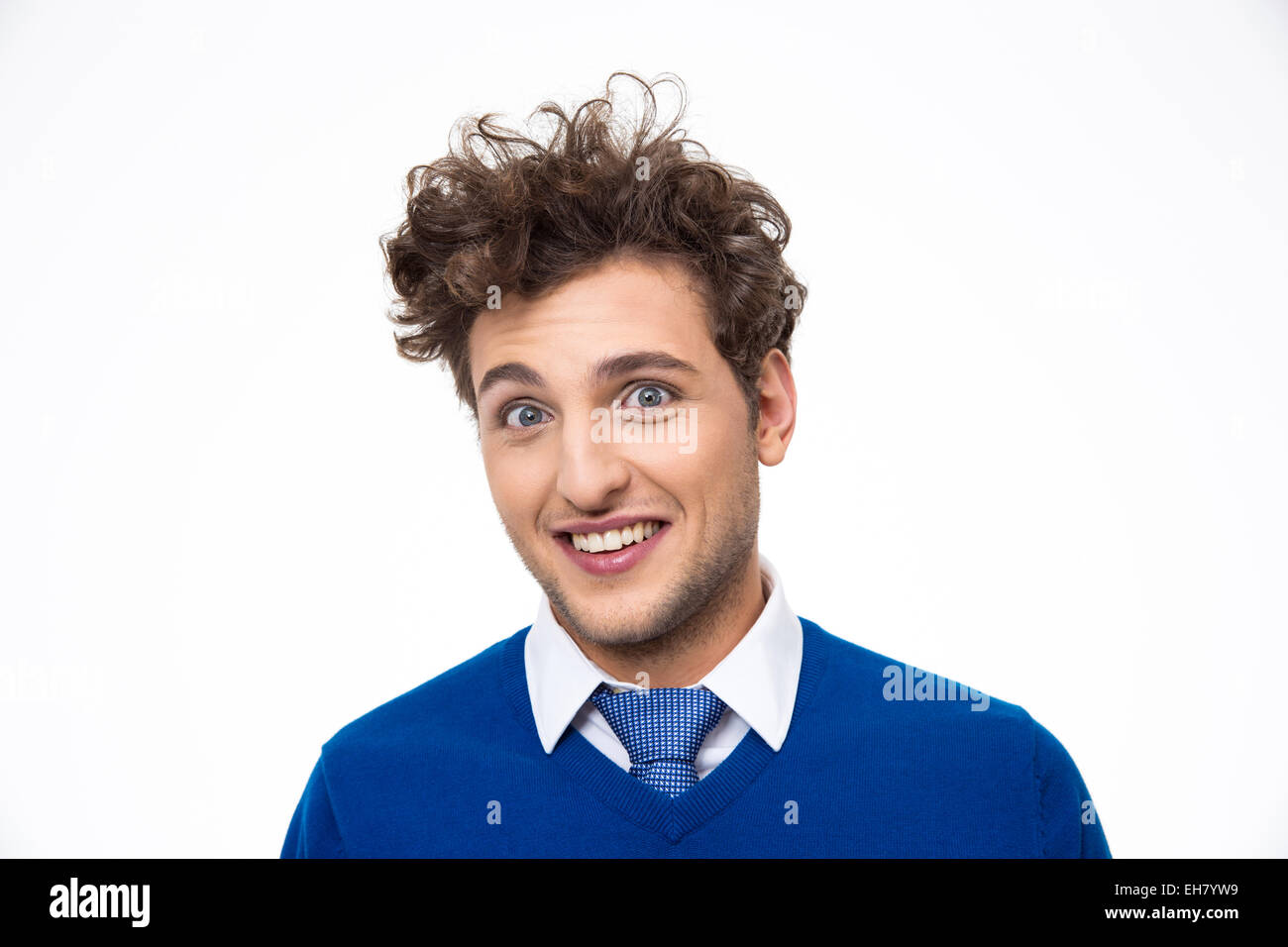 Homme heureux avec les cheveux bouclés sur fond blanc Banque D'Images