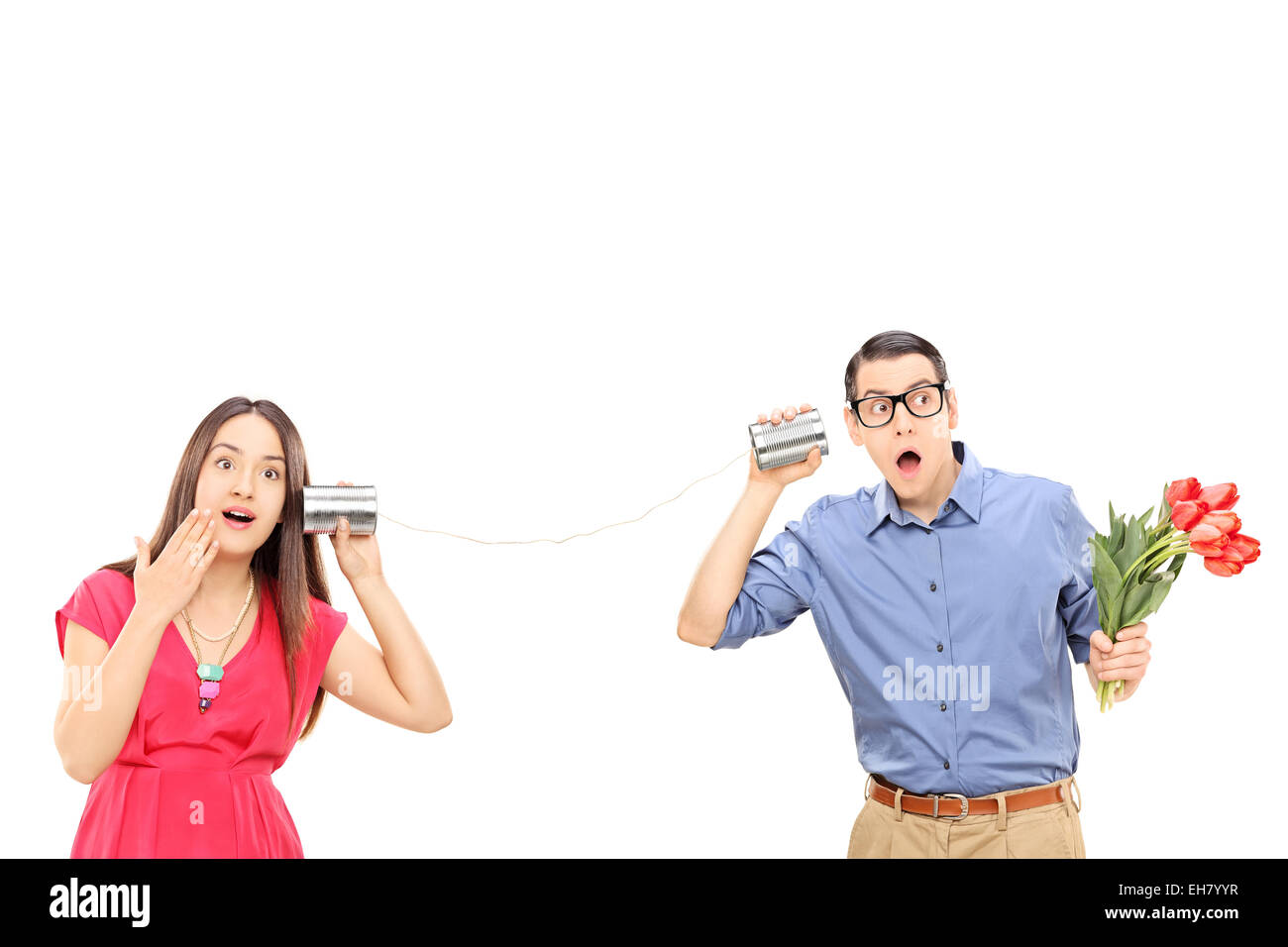 Homme et une femme, parler à travers une tin can téléphone isolé sur fond blanc Banque D'Images