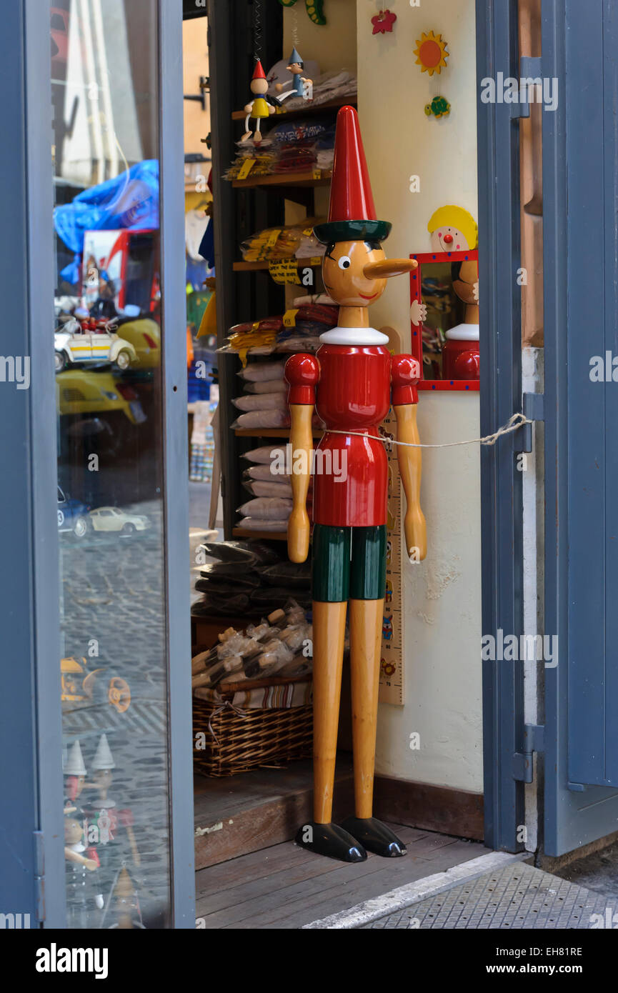 Un grand personnage Pinocchio en bois en tenue rouge, Rome, Italie Photo  Stock - Alamy