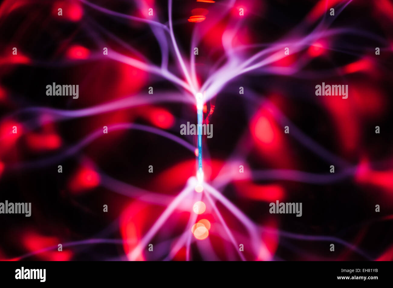 Abstract pattern : gaz plasma les faisceaux lumineux dans l'obscurité. Banque D'Images