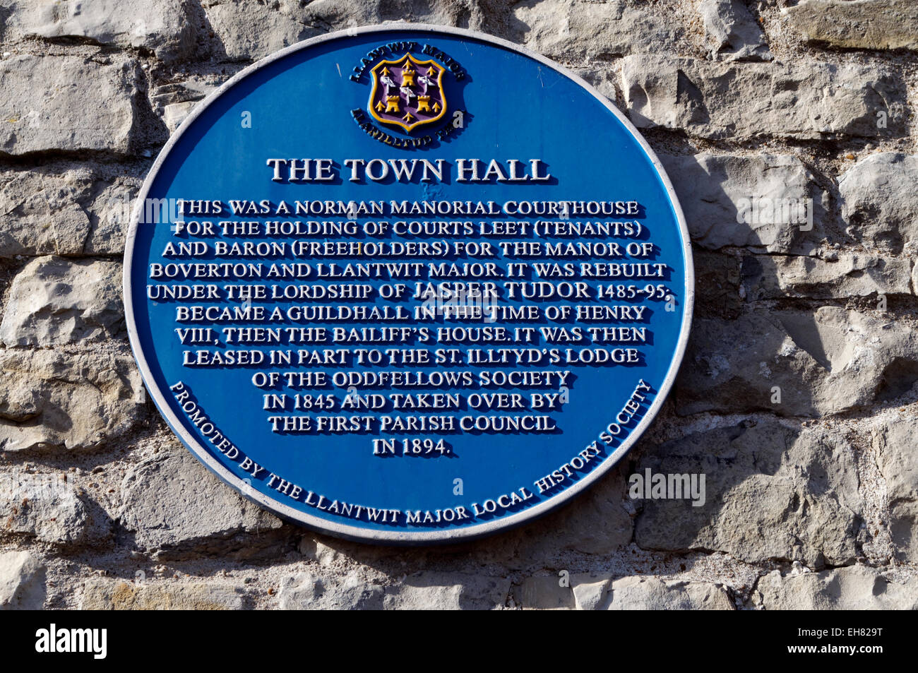 Blue Plaque à l'extérieur de l'Hôtel de Ville, Llantwit Major, Vale of Glamorgan, Pays de Galles, Royaume-Uni. Banque D'Images