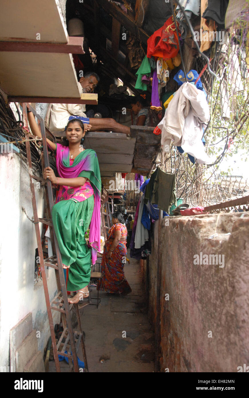 Ruelle et maisons à 2 couches, village de pêcheurs Colaba, extrémité sud de la ville de Mumbai, Maharashtra, Inde, Asie Banque D'Images