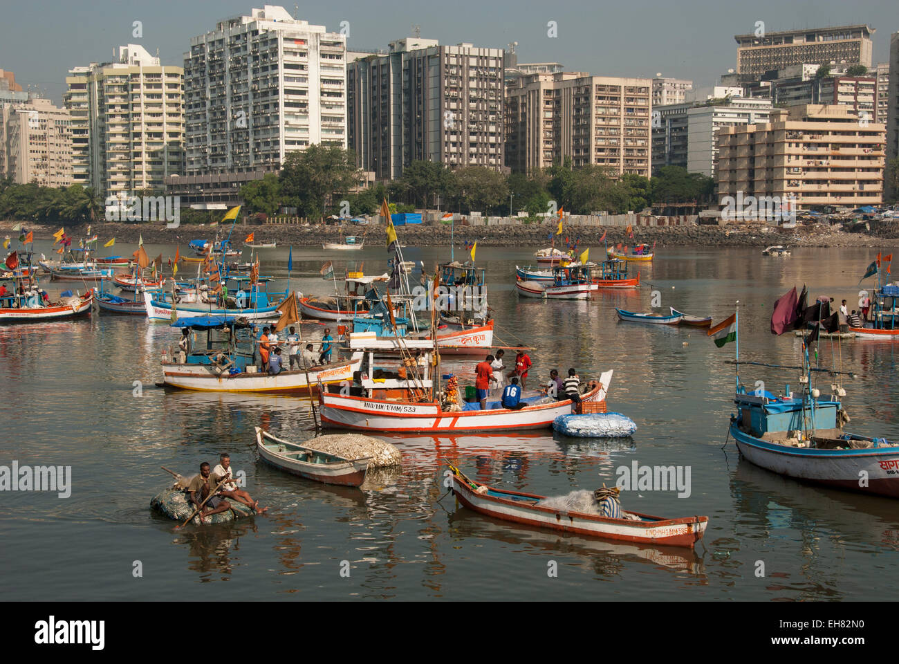 La flotte de pêche de Colaba ses terres prises dans Back Bay, l'extrémité sud de la ville de Mumbai, Maharashtra, Inde, Asie Banque D'Images