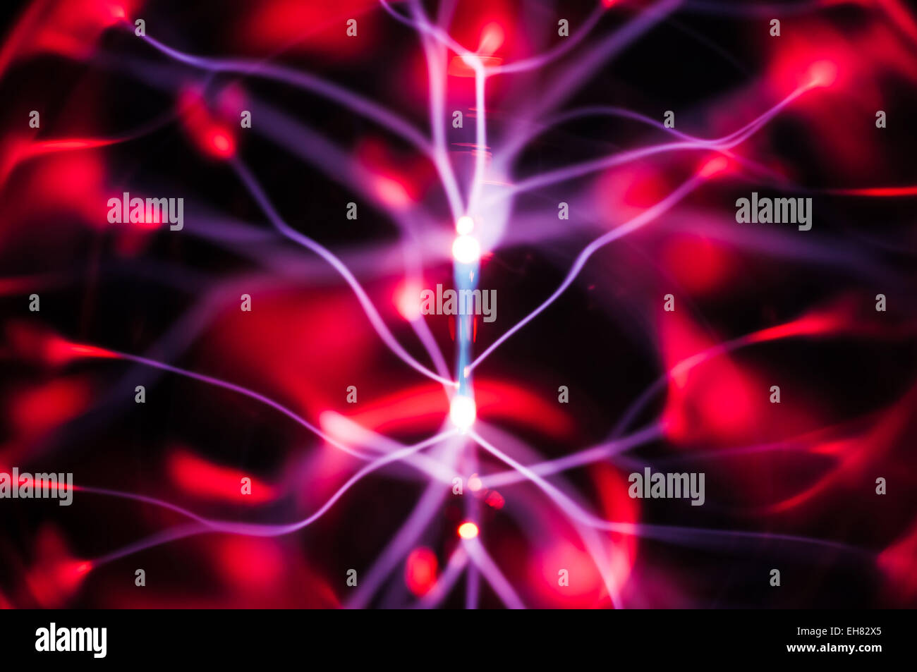 Boule de plasma : poutres et des traces dans l'obscurité. Abstract pattern Banque D'Images