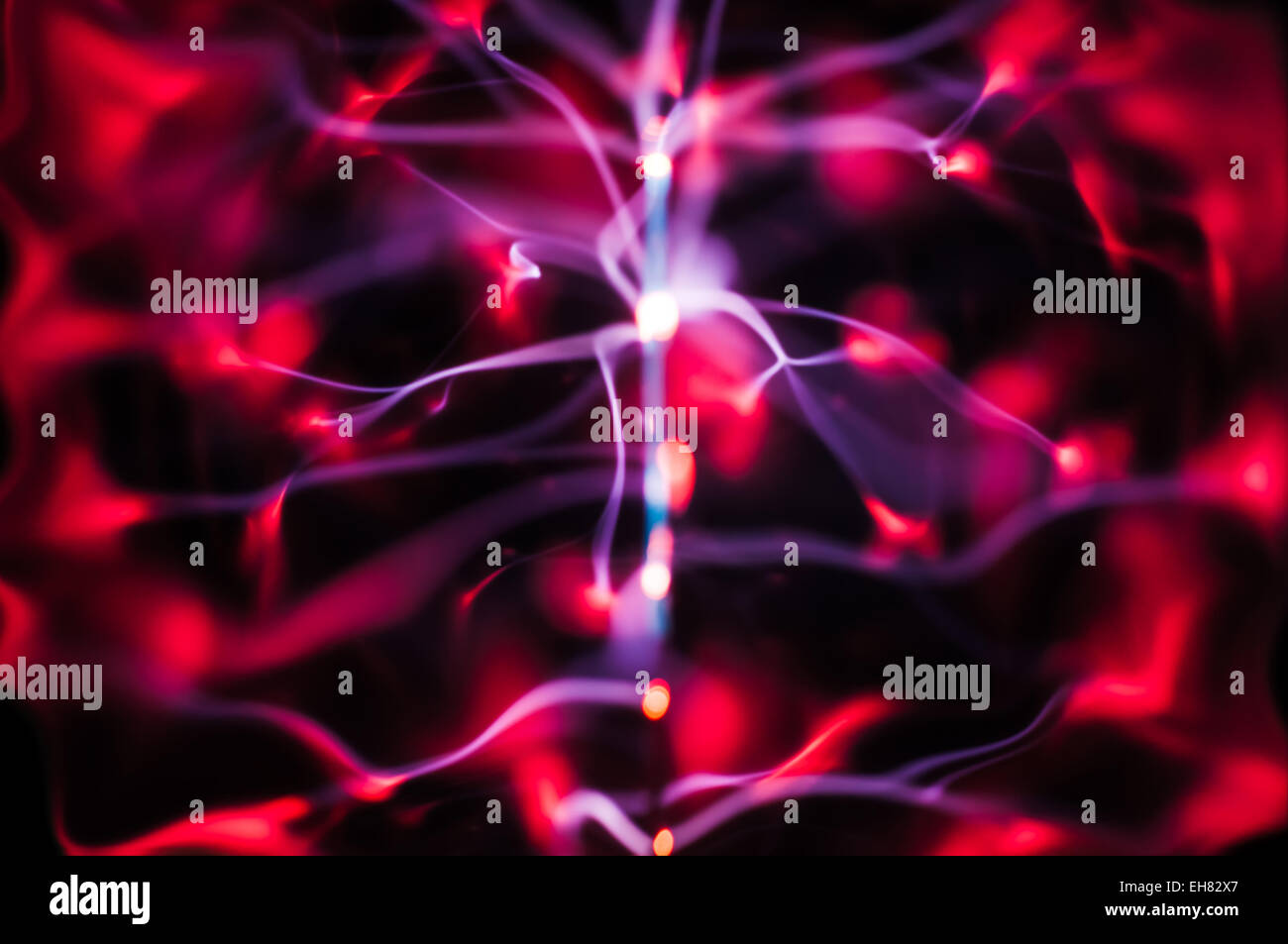 Lumière Plasma : poutres apparentes dans l'obscurité. Utile comme abstract pattern Banque D'Images