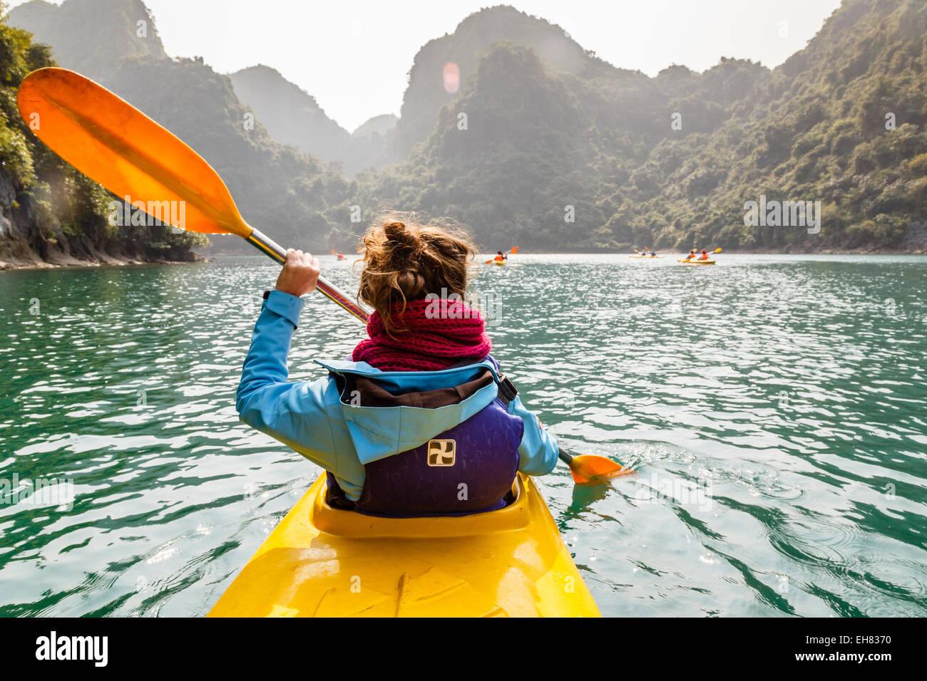 Femme kayak à la baie d'Halong, Vietnam, Indochine, Asie du Sud-Est, l'Asie Banque D'Images