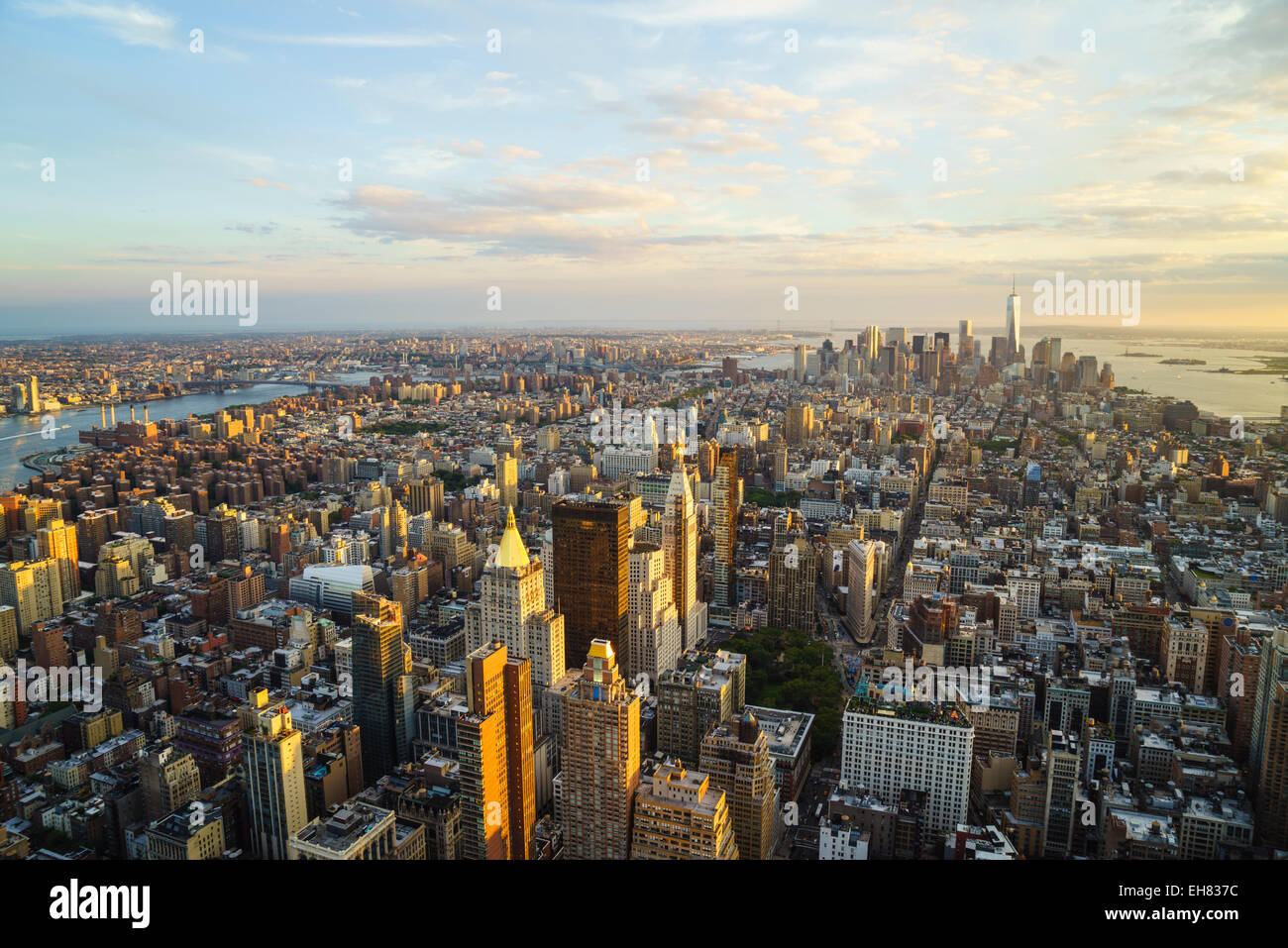 À la recherche d'horizon sud vers le bas Manhattan au coucher du soleil, un World Trade Center à vue, Manhattan, New York City, New York, USA Banque D'Images