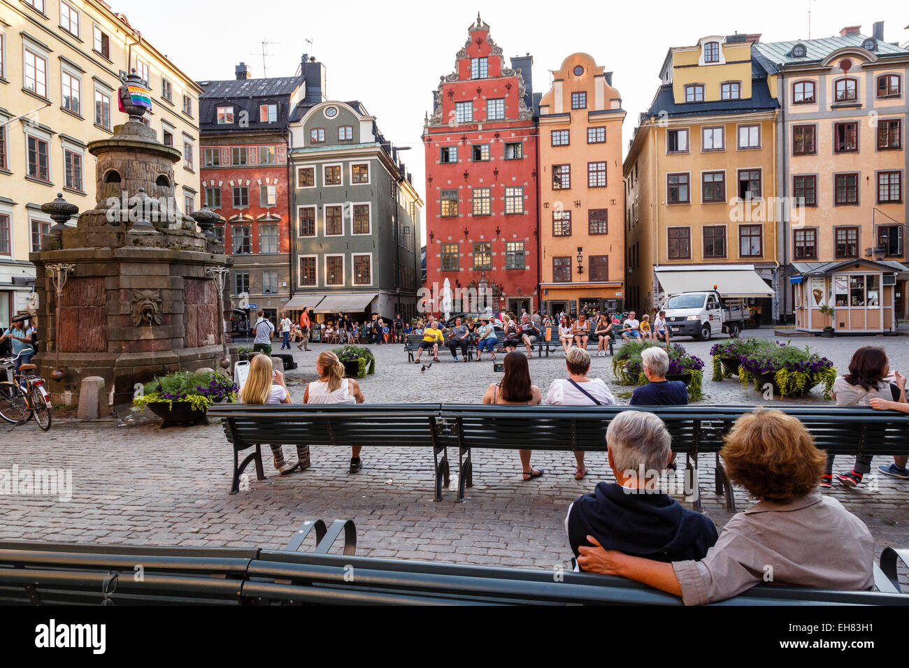 Les gens assis à la place Stortorget à Gamla Stan, Stockholm, Suède, Scandinavie, Europe Banque D'Images