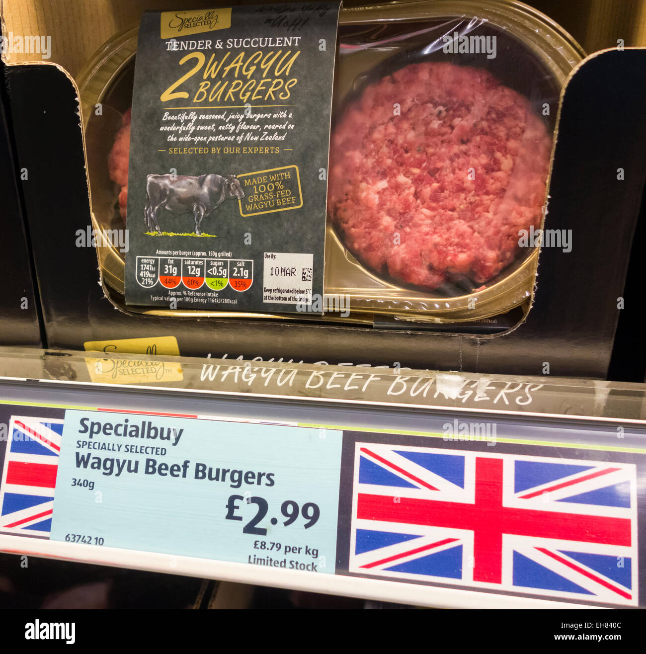 Burgers de Bœuf Wagyu dans des emballages en plastique en supermarché Aldi. L'Angleterre. UK Banque D'Images
