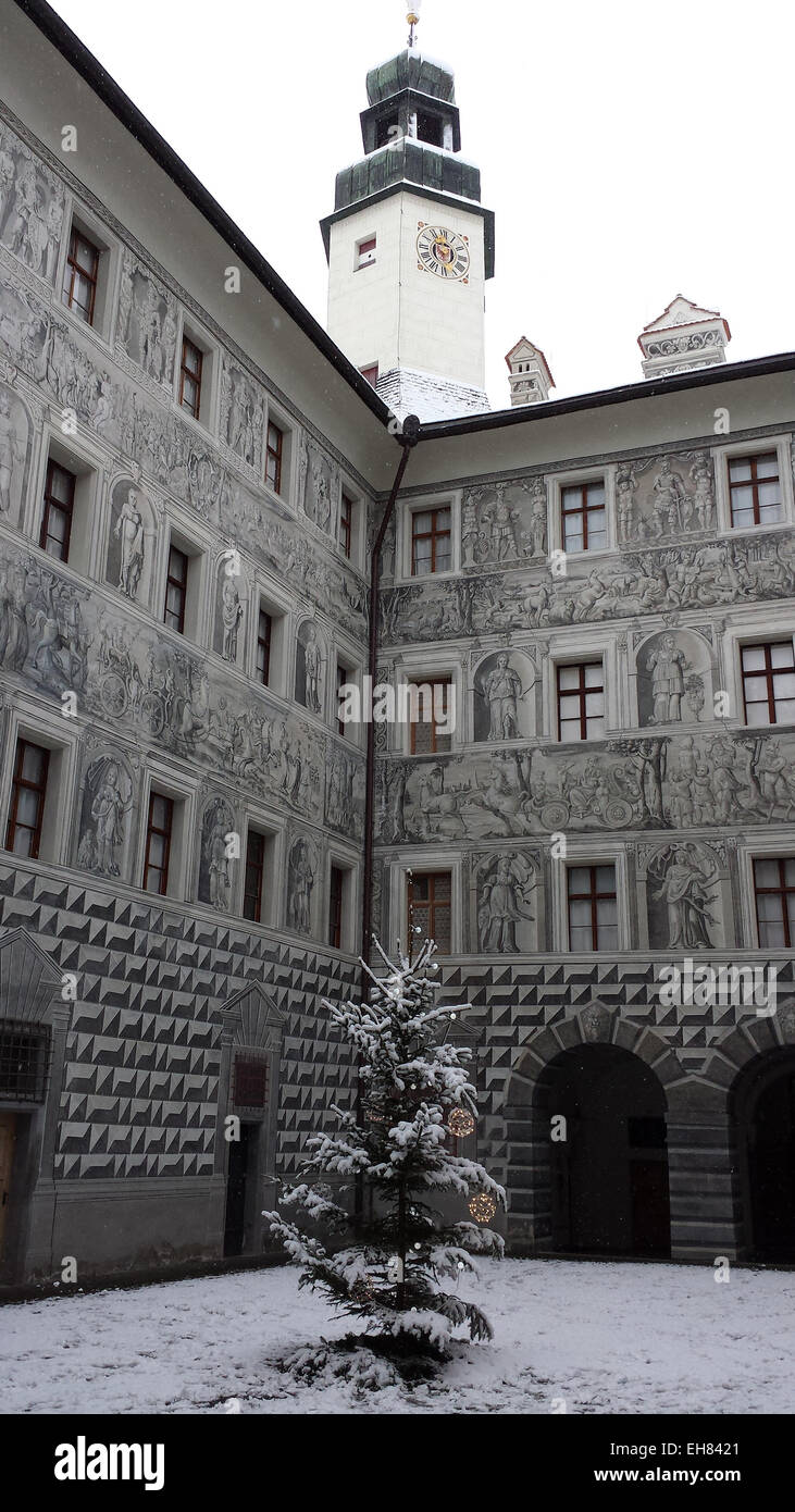 La photo ici (prises lors de Noël 2014 il neigeait) montre la cour intérieure de l'angle supérieur au château d'Ambras Scloss. Il a été construit à partir de 1564-1567. La grisaille fresco est le travail de peinture grise sur le plâtre encore humide. Ambras Schloss est un château Renaissance à environ 2 milles au sud-est d'Innsbruck, Autriche. Il a été construit par l'archiduc Ferdinand II d'Autriche, comte de Tyrol, et a servi de résidence à partir de 1563 à 1595. Banque D'Images