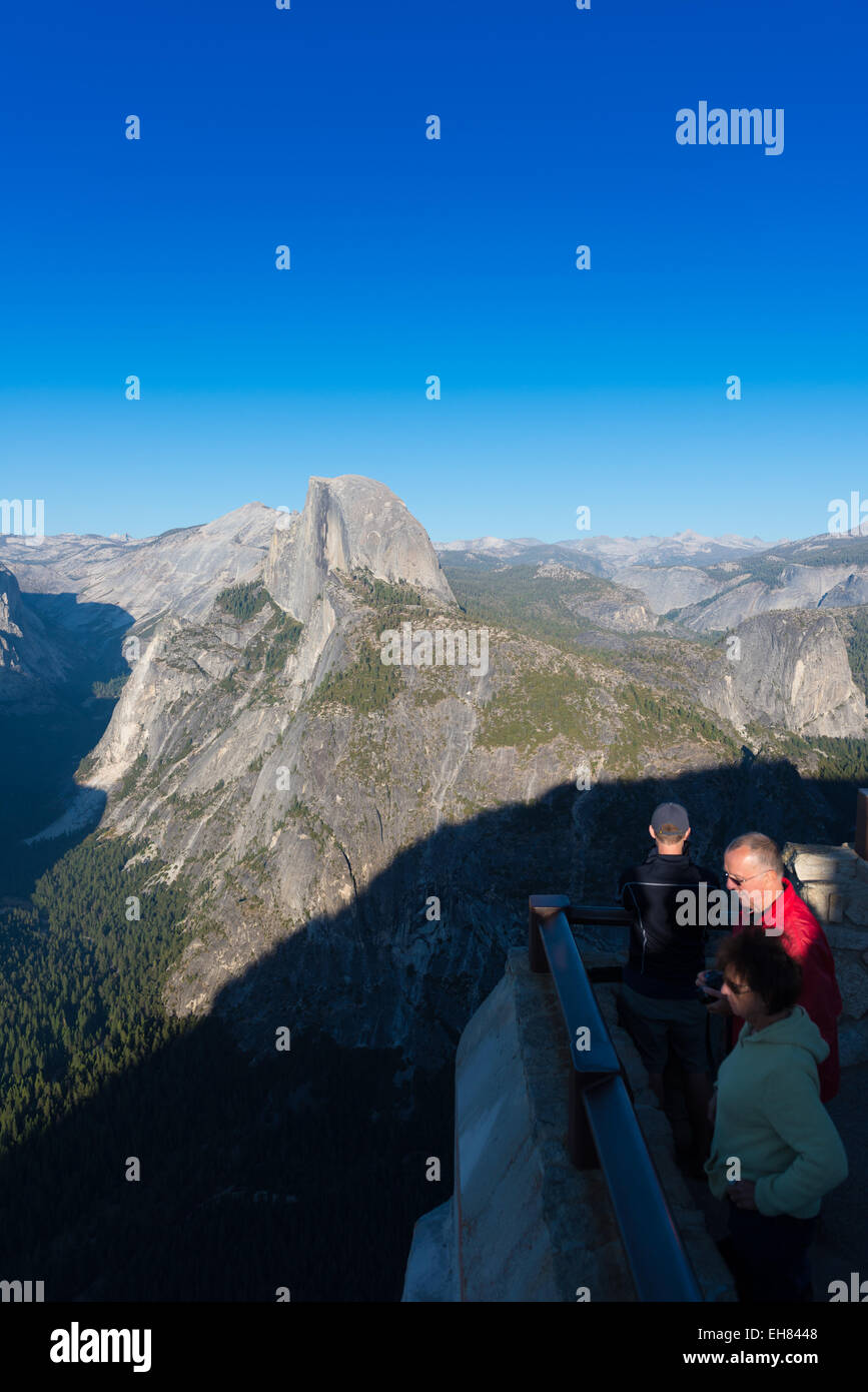 Les touristes profiter de demi-dôme vue depuis Glacier Point, Yosemite National Park, Californie Banque D'Images