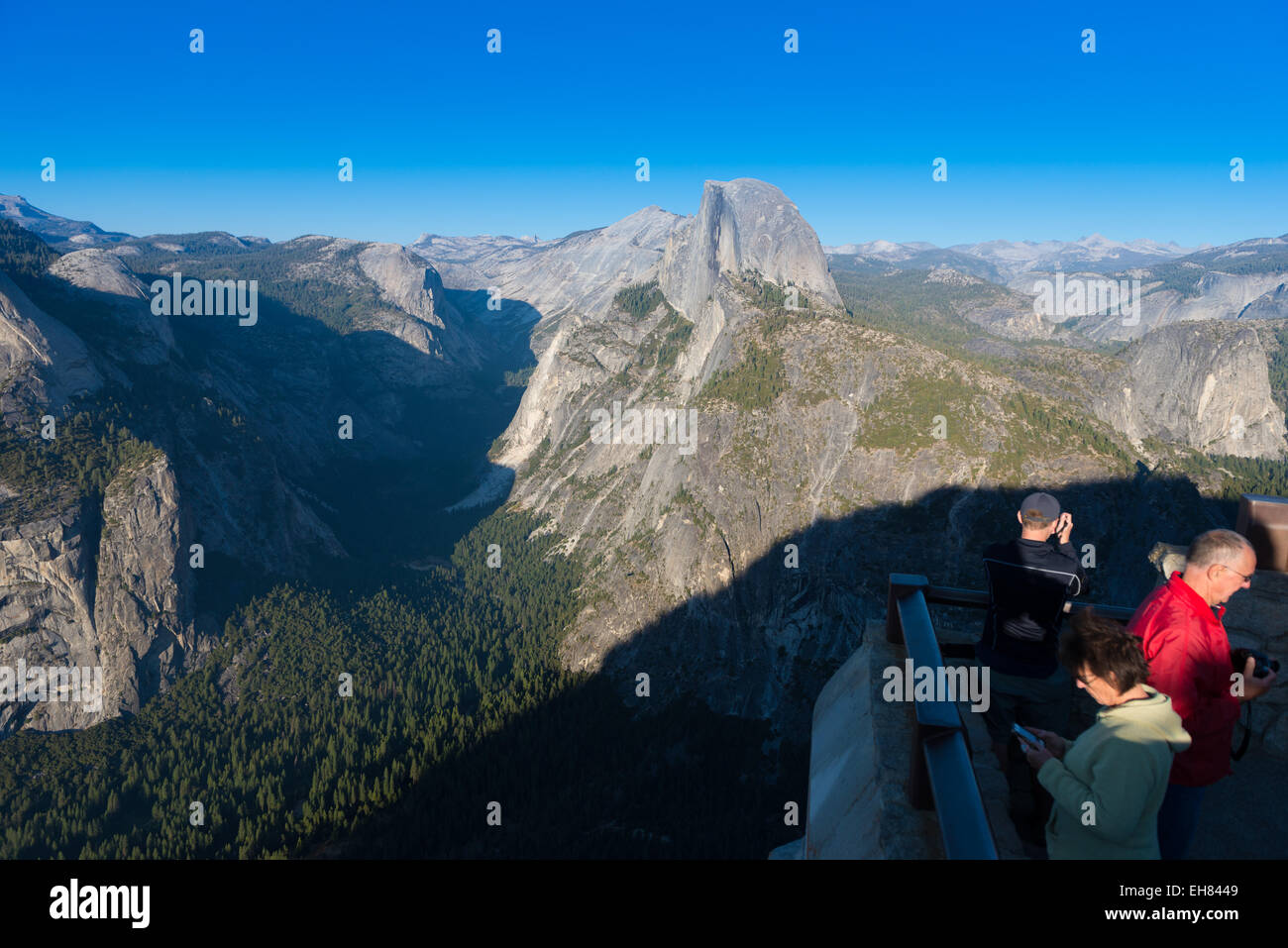 Les touristes profiter de demi-dôme vue depuis Glacier Point, Yosemite National Park, Californie Banque D'Images