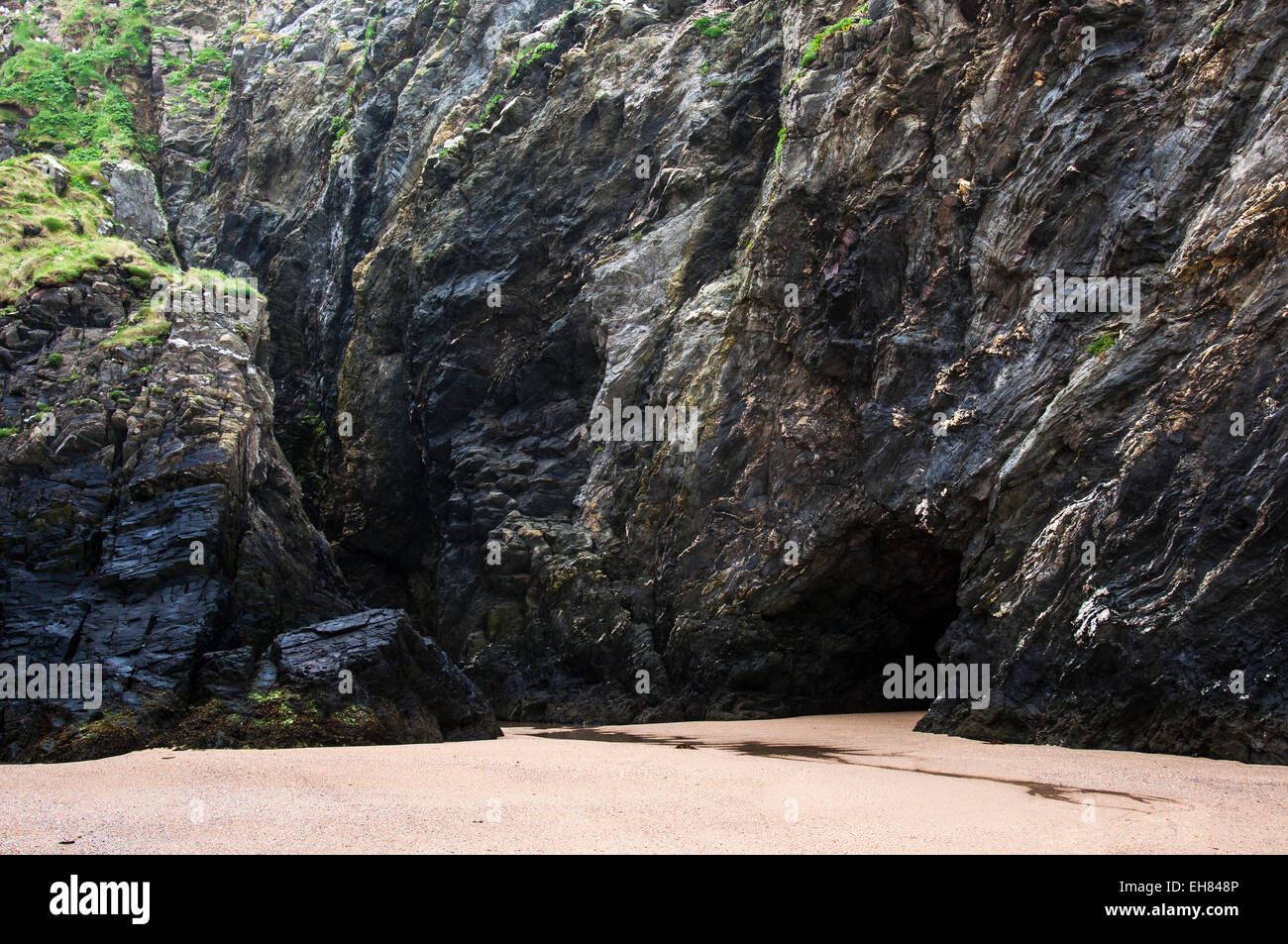 Grotte mystérieuse dans les falaises à plage de Crantock près de Newquay en Cornouailles, Angleterre. Banque D'Images