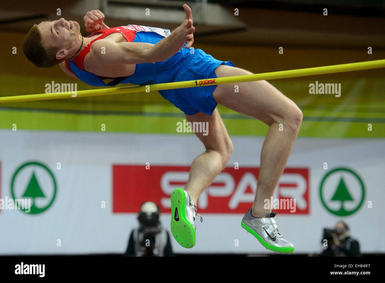 Daniyil Tsyplakov de la Russie fait un essai lors de la finale du saut en hauteur au cours de l'Europe d'athlétisme Championnats de l'intérieur à Prague, République tchèque, le 8 mars 2015. (Photo/CTK Michal Kamaryt) Banque D'Images