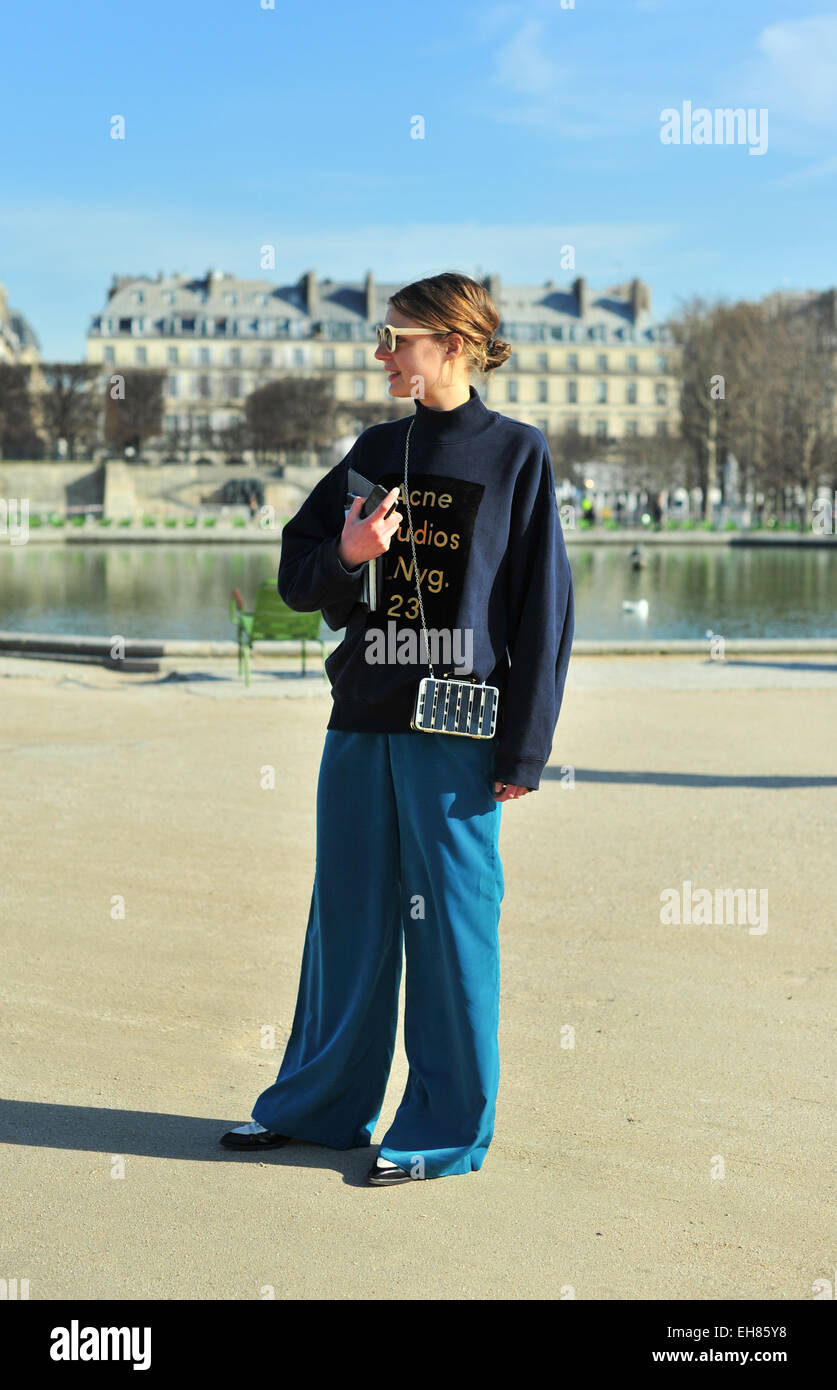 À l'éditeur de Die Zeit, Claire, d'arriver à l'automne 2015 défilé Carven à Paris - 5 mars 2015 - Photo : Céline Gaille Manhattan piste/Mindesthonorar 50,- EUR/frais minimum 50,- EUR/photo alliance Banque D'Images