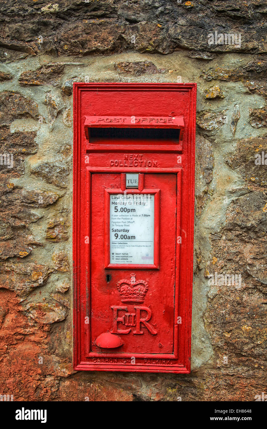 Vieil anglais traditionnel postbox rouge Banque D'Images