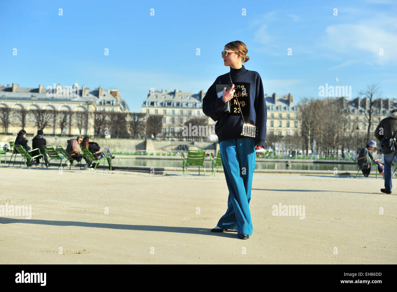 À l'éditeur de Die Zeit, Claire, d'arriver à l'automne 2015 défilé Carven à Paris - 5 mars 2015 - Photo : Céline Gaille Manhattan piste/Mindesthonorar 50,- EUR/frais minimum 50,- EUR/photo alliance Banque D'Images